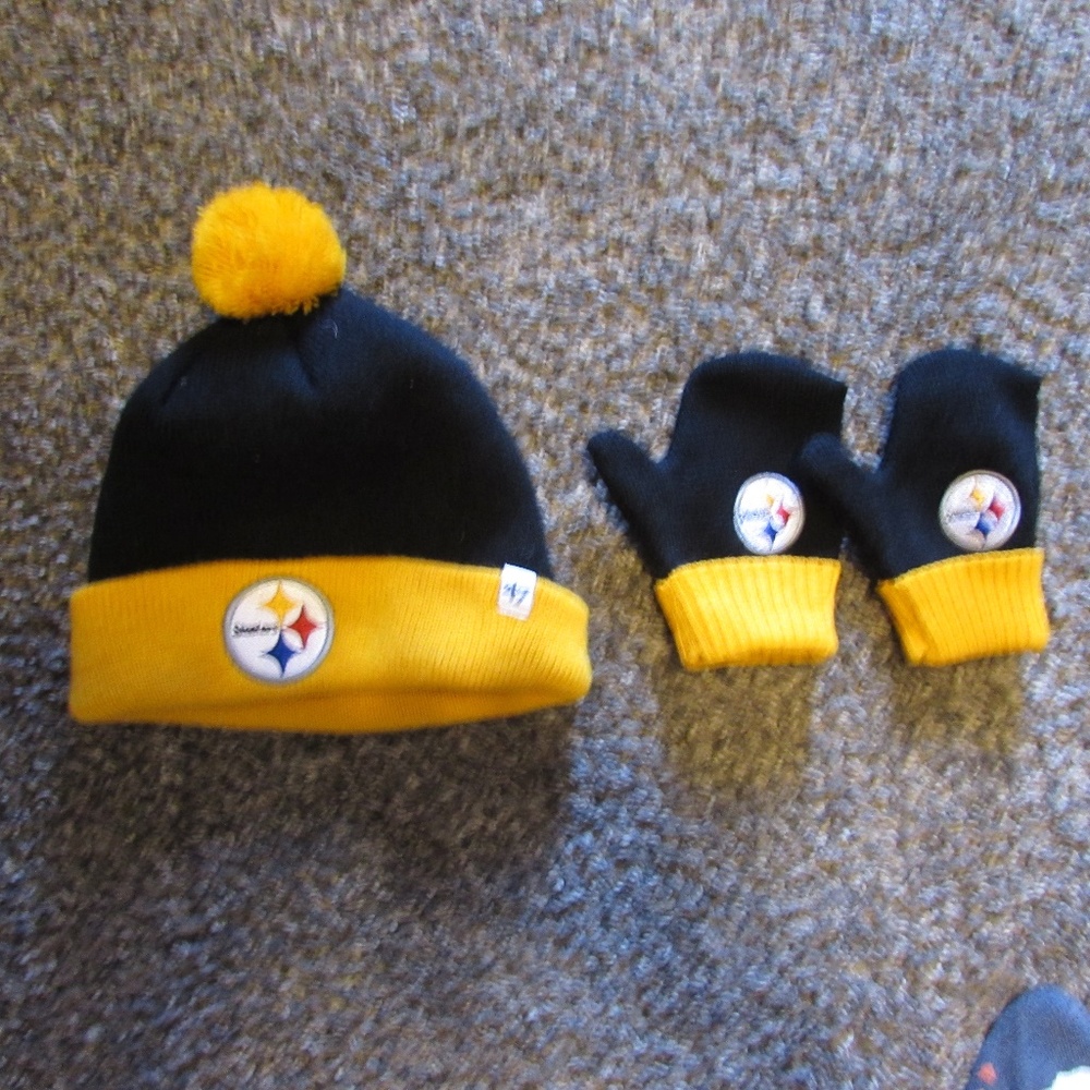 PITTSBURG STEELERS CAP AND MITTENS FOR 3-4 YEAR OL